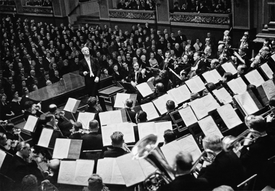 1945'te bugün: Berlin Filarmoni Orkestrası, İkinci Dünya Savaşı sonrasındaki ilk konserini verdi. Titania-Palast'ta verilen konserde, Nazi döneminde yasaklanan Mendelssohn ve Çaykovski gibi bestecilerin eserleri yer aldı.