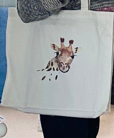 Giraffe tote bag anyone? A cute gift for a giraffe fan #shopindie cardsbymormorjan.etsy.com/listing/161312… #MHHSBD #SBS #SMILEtt23 ⁦@CraftBizParty⁩ ⁦@TheCraftersUK⁩ #ukcraftershour #handmadehour