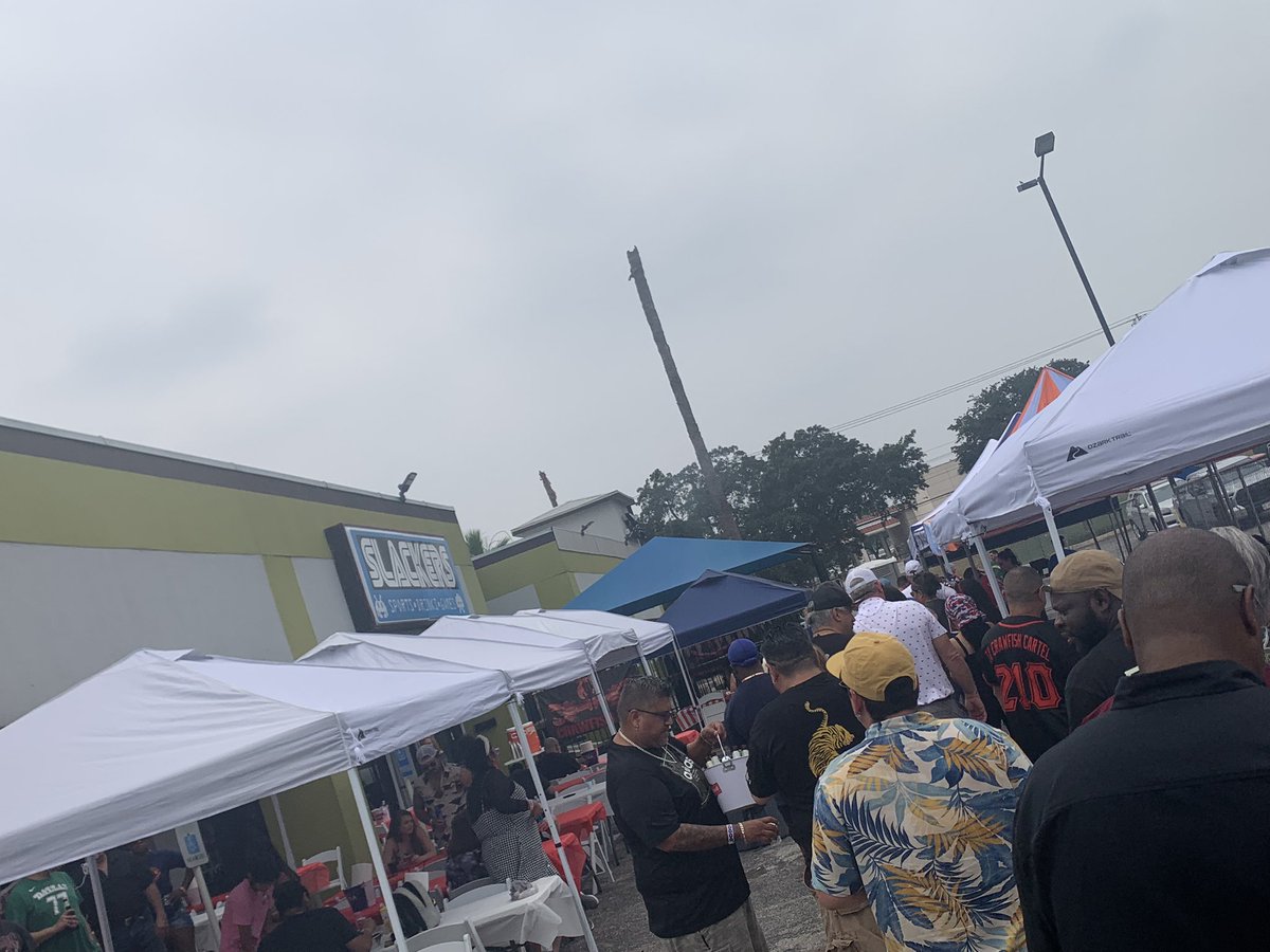 The line to see In the building! <a href="/RudyJay_star/">Rudy Jay</a> <a href="/MikeTaylorShow/">Mike Taylor</a>