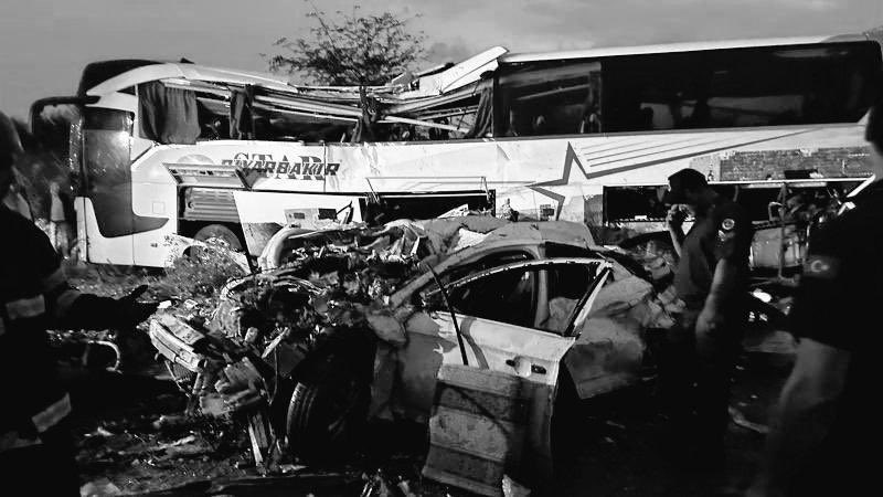 Mersin'de, TAG Otoyolu'nda aralarında Diyarbakır’a ait bir yolcu otobüsün de olduğu zincirleme trafik kazasında hayatını kaybeden vatandaşlarımıza Yüce Allah'tan rahmet, yaralılarımıza acil şifalar diliyorum.