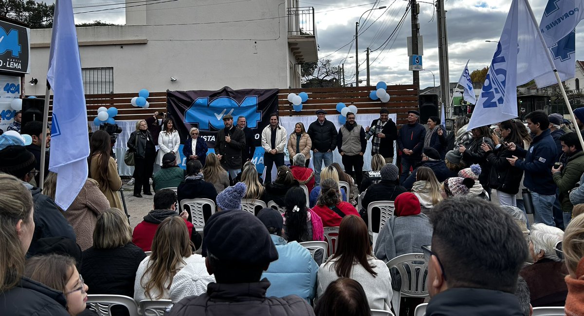 Quedó inaugurada la nueva sede de @AireFresco_404 en Colón junto a @AlvaroDelgadoUy, @MartinLemaUy, Dina Montanari y el equipo de la lista. #UruguayParaAdelante