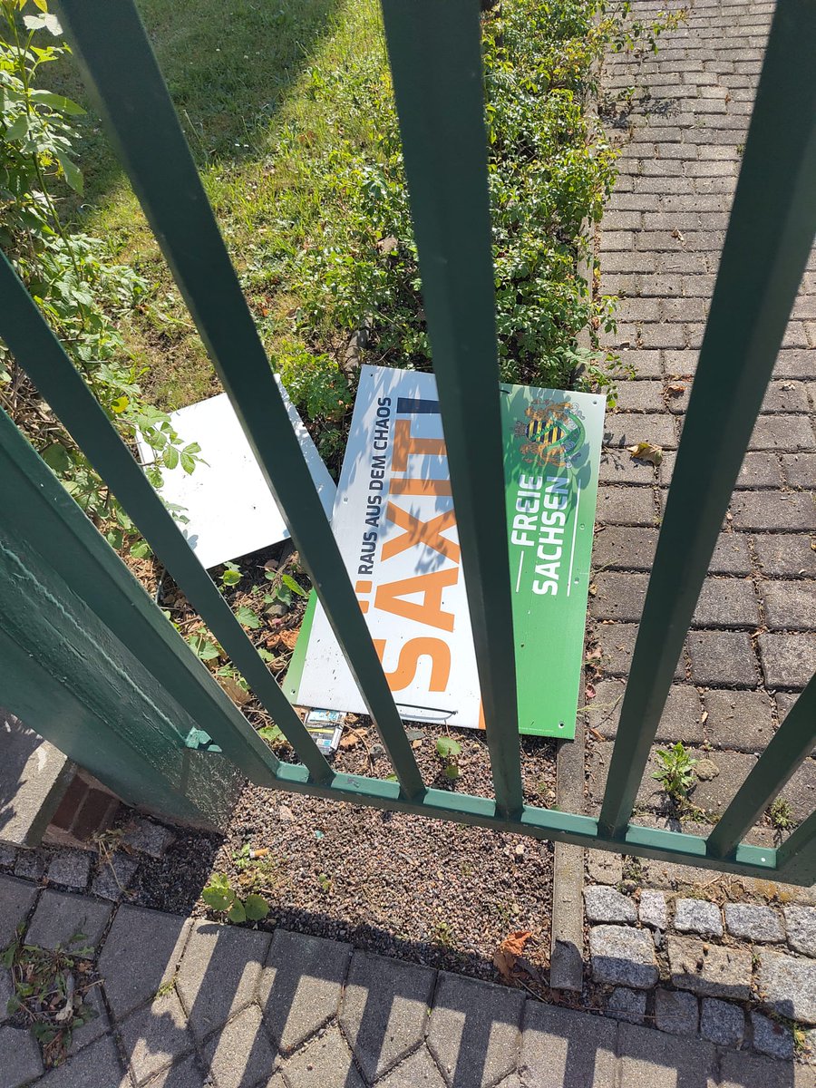 Wir waren heute im Umland unterwegs, dort haben wir gesehen, das da jemand darauf bedacht war, seine Umwelt sauber zu halten und hat die Plakate der #freiensachsen ordnungsgemäß entsorgt! #haltedeineumweltsauber #nazisraus #antifaisthandarbeit #fcknazis