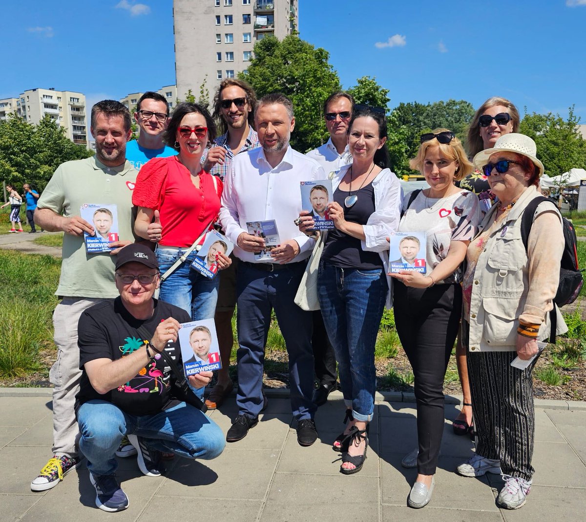 KrajewskaSylwia's tweet photo. Od razu nam bezpieczniej. Pracowita kampanijna niedziela z .@MKierwinski.
Marcin, wygraj to!
#IdźNaWybory #mkteam #PolskaWNaszychSercach #Warszawa #Ursynów https://t.co/qKItpakbqX