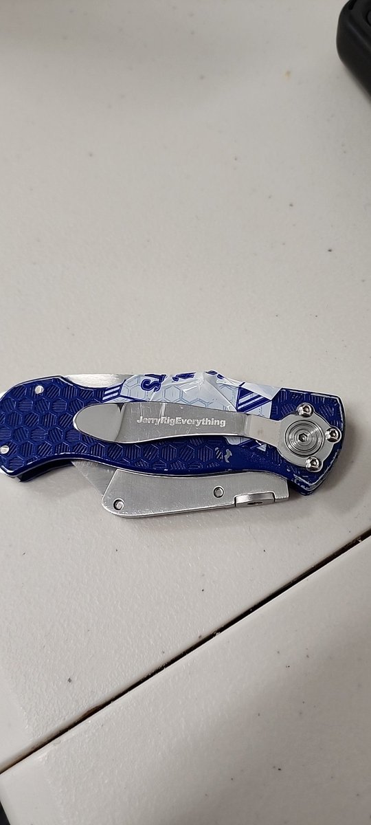 computerscanfly's tweet image. It's fitting that when your JerryRigEverything knife breaks, you gotta Jerry rig it back together.