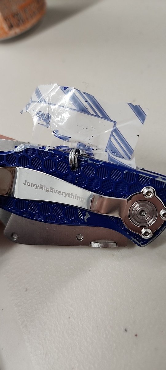 computerscanfly's tweet image. It's fitting that when your JerryRigEverything knife breaks, you gotta Jerry rig it back together.