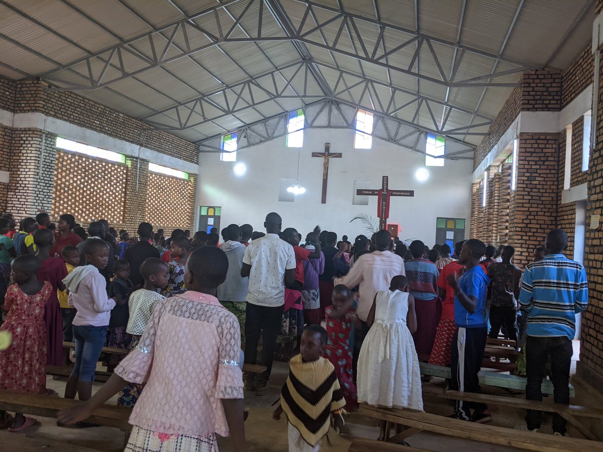 Kuri uyu munsi Kandi nyuma y'igitambo cya Misa ,abajene ba paruwasi ya Gitabage bakiriye umusaraba wa Forum y'urubyiruko bawushyikirijwe na Paruwasi ya Mugote.
