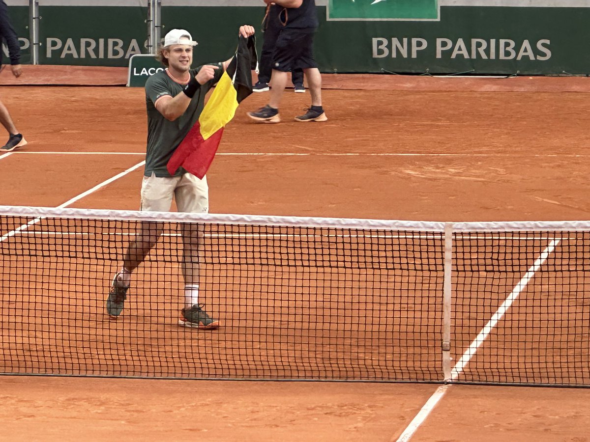 24yo Zizou Bergs gets a fantastic first career Grand Slam main draw win over Rome semifinalist Alejandro Tabilo 3-6, 7-6(5), 6-2, 6-2. A big talent, finally making some impact on the big tournaments… 

#RolandGarros