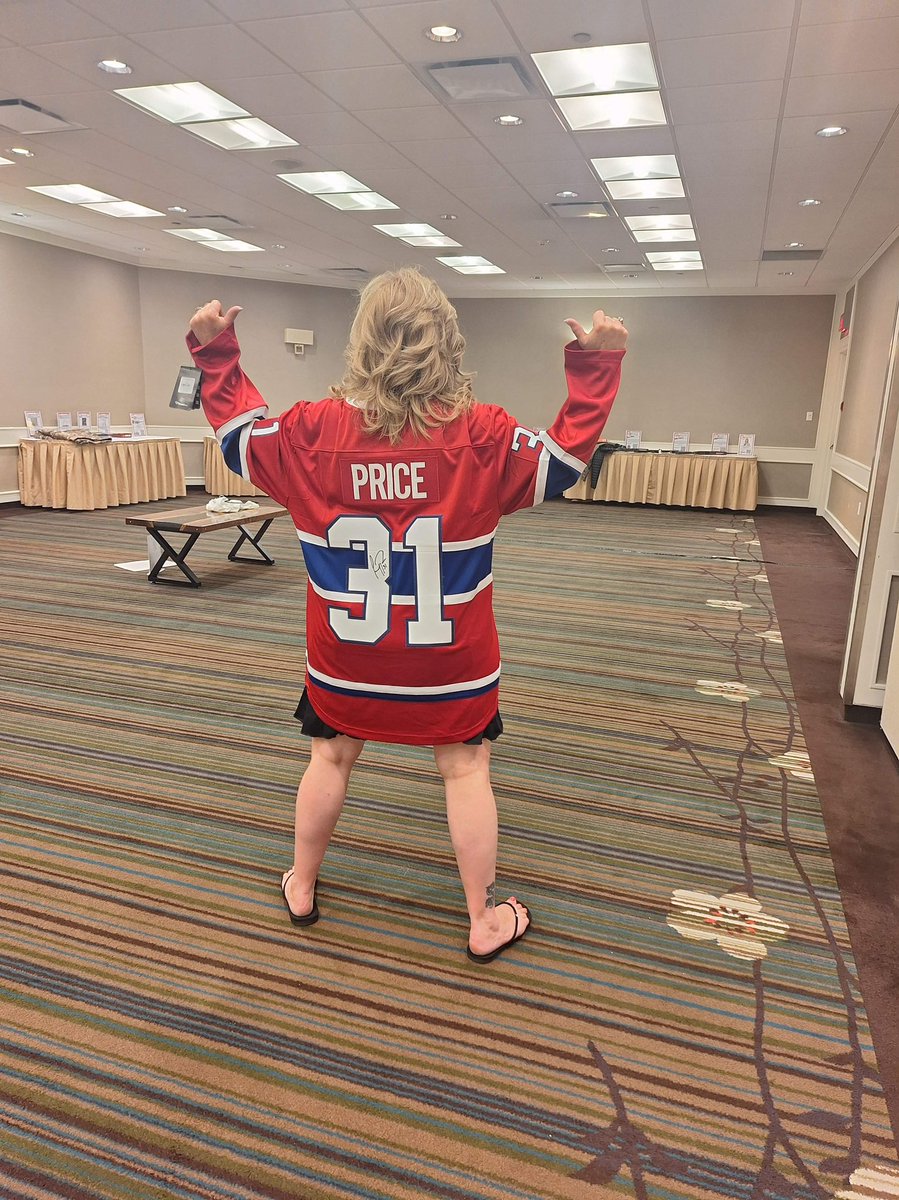 It was pretty special to receive a last minute donation to the #CCFRAGM auction from our good friend Carey Price. He overnighted this official signed jersey and this is how I showed it off. Thanks @CP0031 !! 🇨🇦💕🥅 #IStandWithCarey