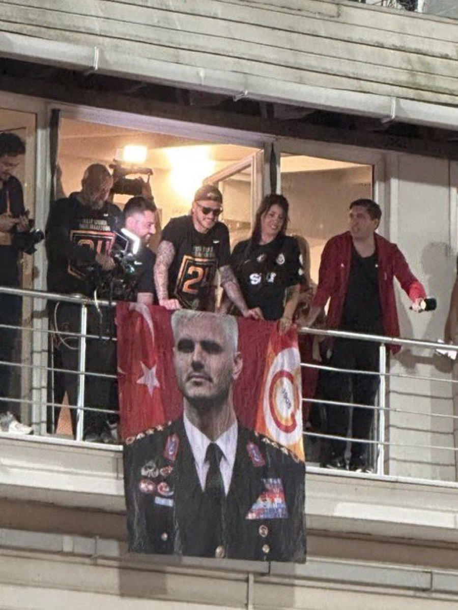 Heybetli, görkemli.