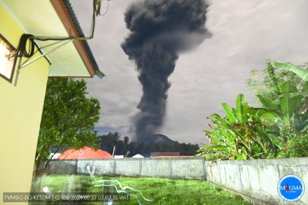 Mount Ibu erupted on Monday, May 27 2024, at 03:03 WIT. The height of the eruption column was observed to be ± 6000 m above the peak (± 7325 m above sea level). The ash column was observed to be gray with thick intensity towards the west.
magma.esdm.go.id/v1/gunung-api/…