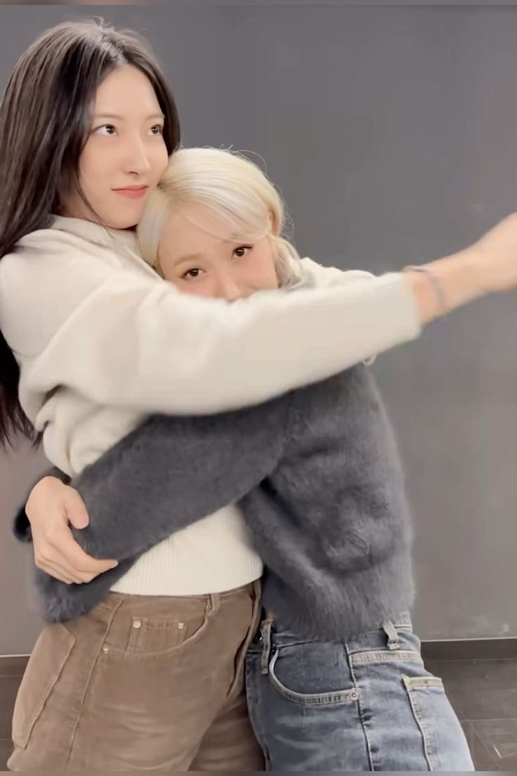 bcsenez's tweet photo. Remember a day in Queendom? You said you wanted flowers that we would use for stage purposes. No need for that, I will give you flowers in person, even if it's not your special day, and that's how precious you are in my life. please don't ever get tired of me. I love you! 😾 https://t.co/GcxLFFAwy1