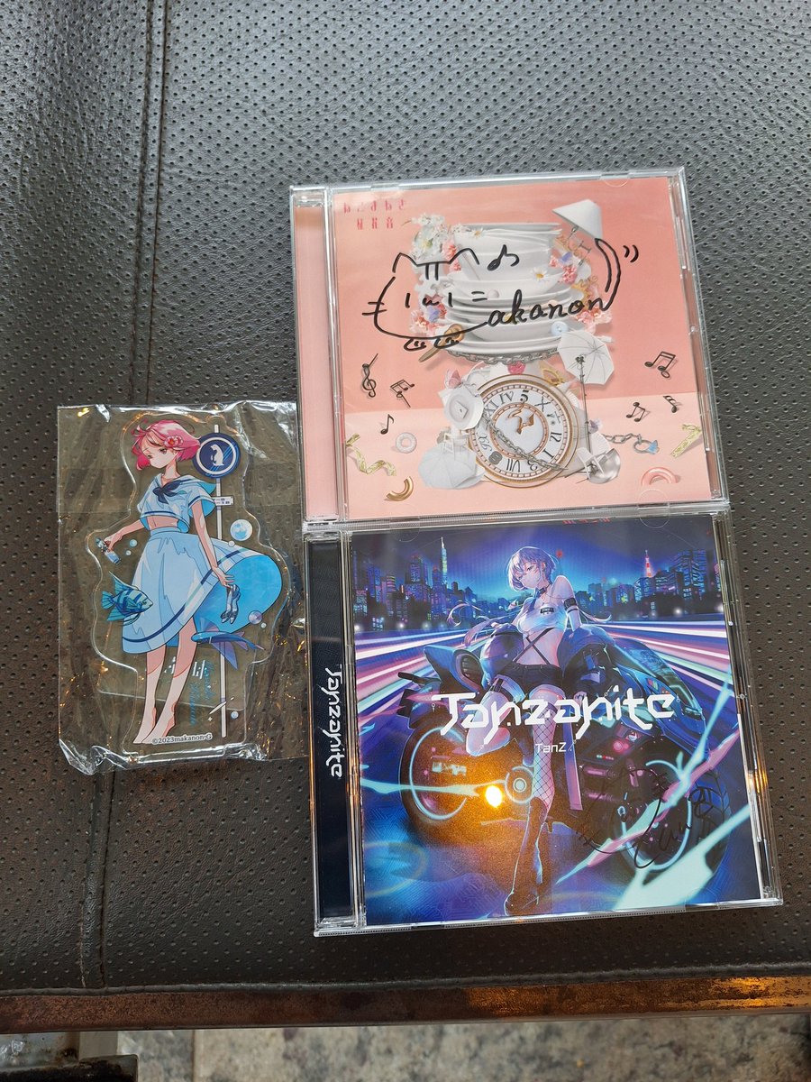 hk01671's tweet image. 除了開場不知道要提早到導致我沒聽到花音唱歌之外
其他部分都很棒
不過有和花音講話和拿到簽名稍微沒有那麼遺憾
TanZ則是一如既往的好
雖然唱歌途中咳了一下讓人有點擔心
不過看起來還好  唱歌也是和以往一樣
讓人覺得安心
不過花音的衣服沒買到阿阿阿
#Tanzanite_TMT
#Tanzanite
#YZRH
#TanZ
#柾花音