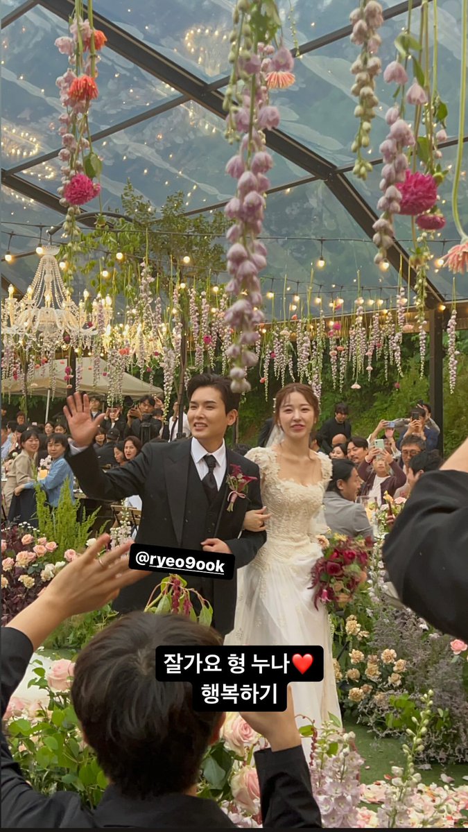 inquirerdotnet's tweet photo. CONGRATULATIONS, RYEOWOOK & ARI 🥂💙

LOOK: Super Junior’s Ryeowook has tied the knot with former TAHITI member and fellow singer Ari.

The special day also marked the reunion of all members of the K-pop group, including Han Geng, Kibum, Sungmin, Kangin, Henry and Zhou Mi. | 📷: Ren, seoki2i, Chris Lee/Instagram

For more K-pop stories, visit https://t.co/ekqey0CkGU