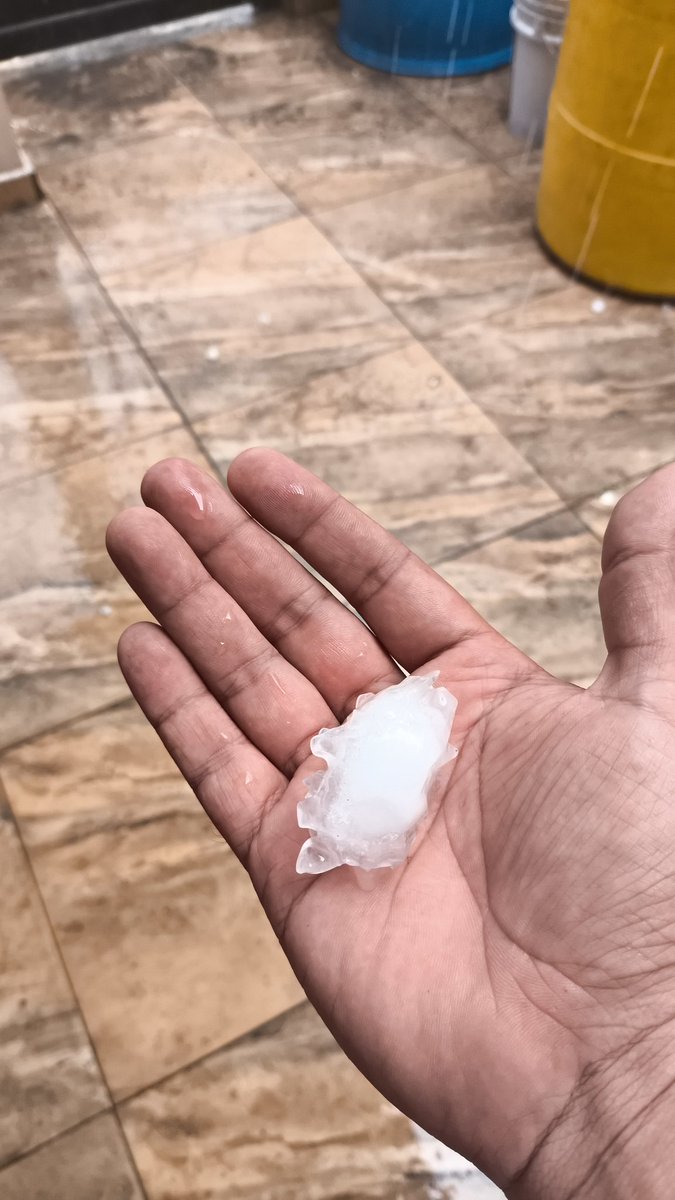 fcotavitasmdza's tweet photo. El tamaño del granizo que cae en estos Momentos en San Nicolas casi llegando a Apodaca #sannicolas #nuevoleon https://t.co/jBA16hg5Ly