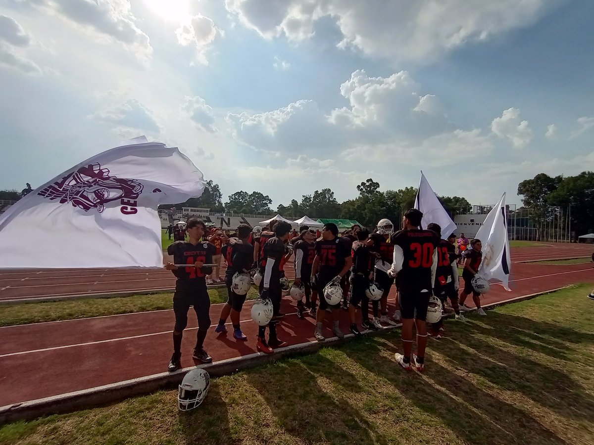 Finalizamos este domingo en el 🏟️ Wilfrido Massieu con una gran victoria! Los #Coyotes del @cecyt13oficial se llevaron el triunfo frente a los #Bears 🐻🏈 con un marcador 1️⃣3️⃣ a 0️⃣.
 #FBAIPN🏈
 #PasiónYVictoriaIPN❤️