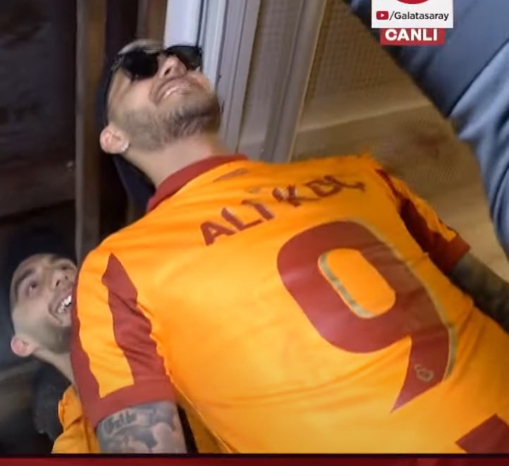 giydigi formaya bak aq dünyanin en komik gecesi yasaniyor