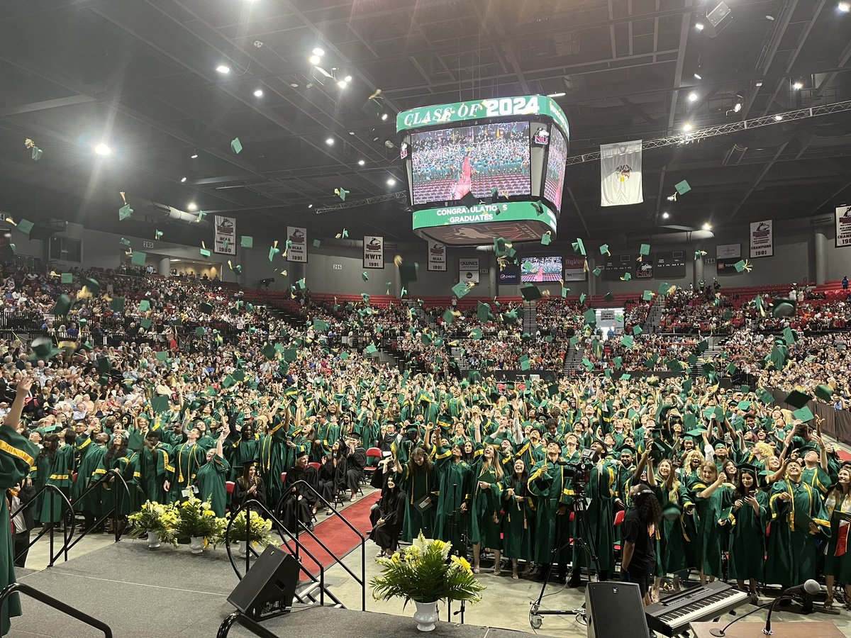 We end our day with the outstanding Warriors of Waubonsie! These Warriors are off to great things. They are ready for their futures. We wish you all the best. @ipsd204 @WaubonsieValley