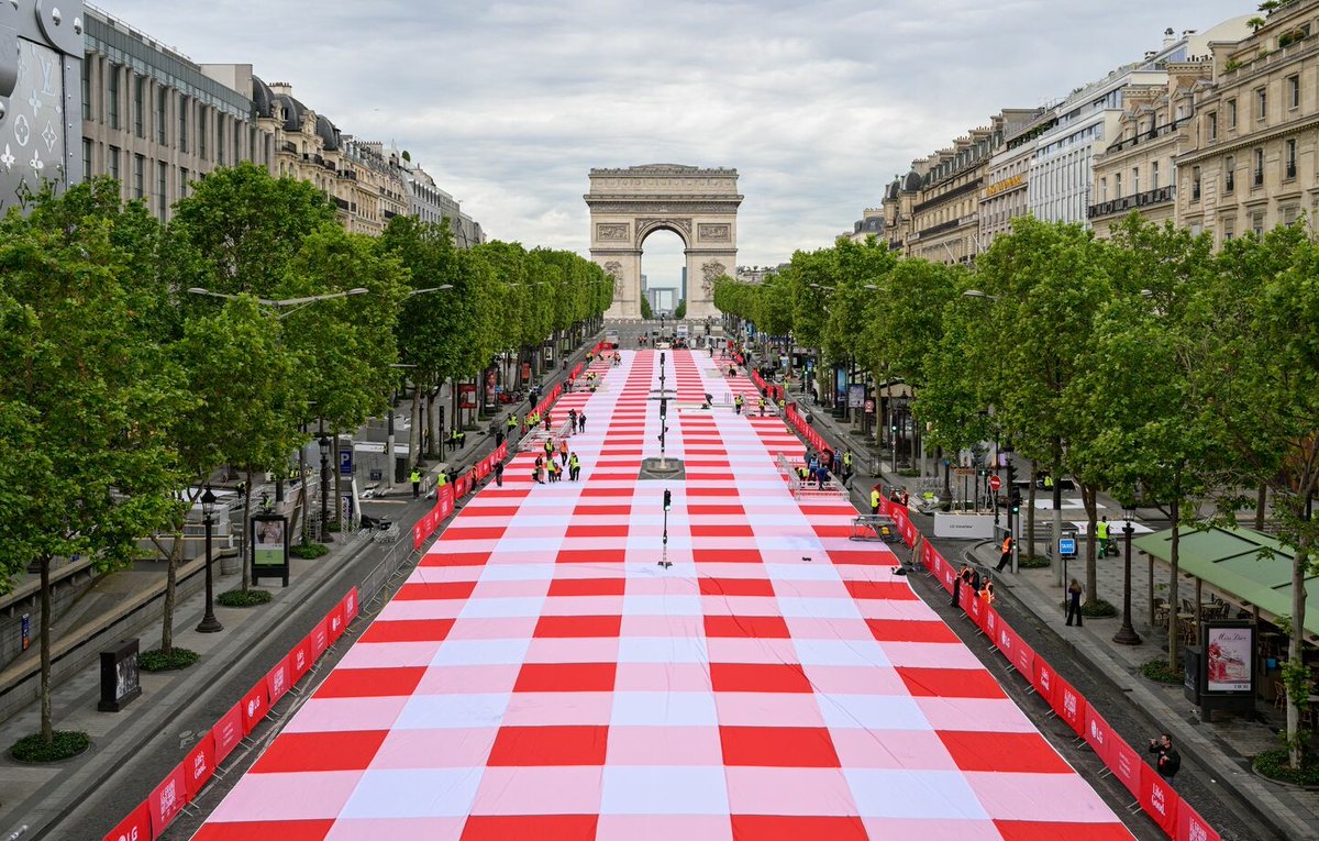 Plus de 4.000 convives ont participé au pique-nique des Champs-Elysées ➡️ 20min.fr/vcu