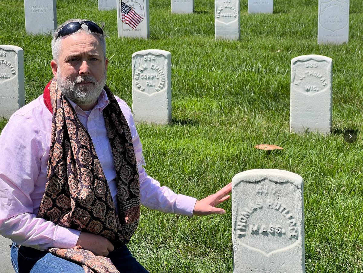 Thomas was probably buried at Arlington bc family couldn't afford to have his body shipped home. It seems likely that this was the first time any family member had visited his grave. Thank you @ArlingtonNatl for caring for his grave these 160 years. 📷 @monaeltahawy