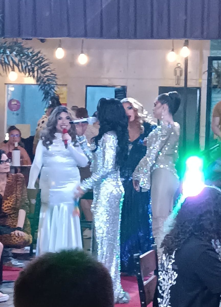 poet3ro's tweet photo. A @alphakiller_0 e a @Supremmas1 não briefaram a @DenisLacerda27 pro Ano Novo da Globo. Mais um #DragDinner pra conta e foi TUDOOOOOO https://t.co/fqJMqk5MH5