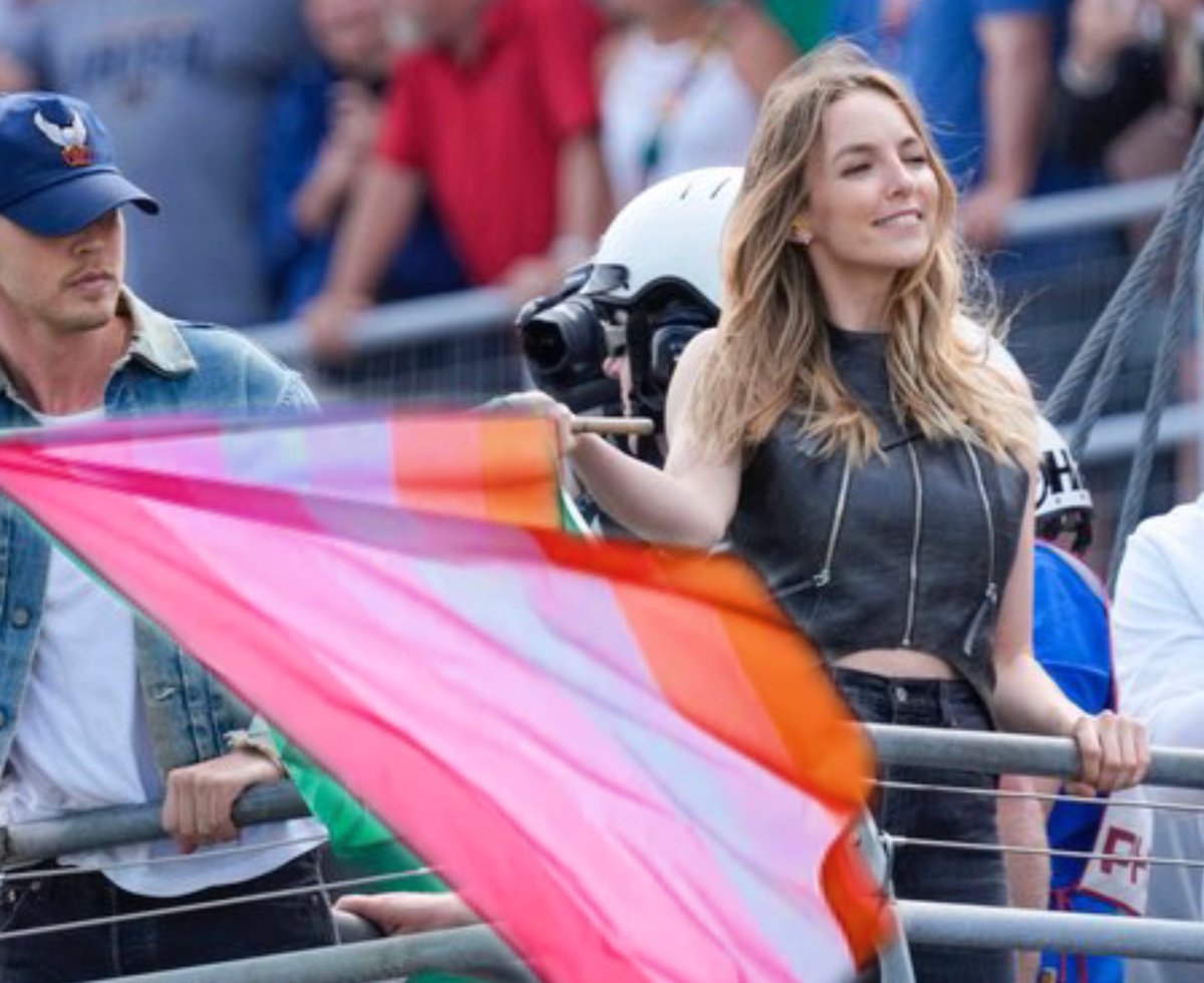 jodiecomerobs's tweet photo. jodie for pride month https://t.co/INUgN0R0q5