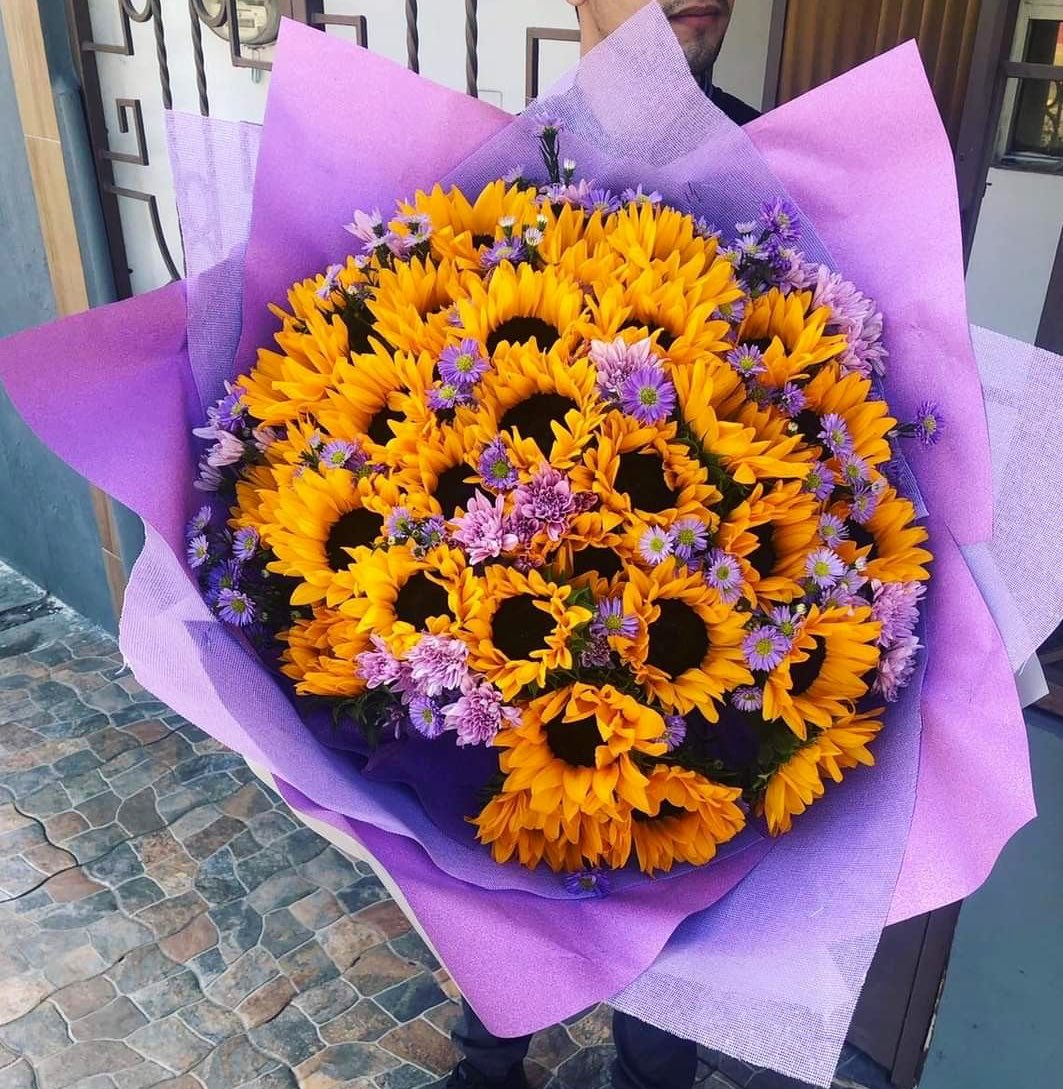 brightening your day with these sunflower blooms. 🌼💛