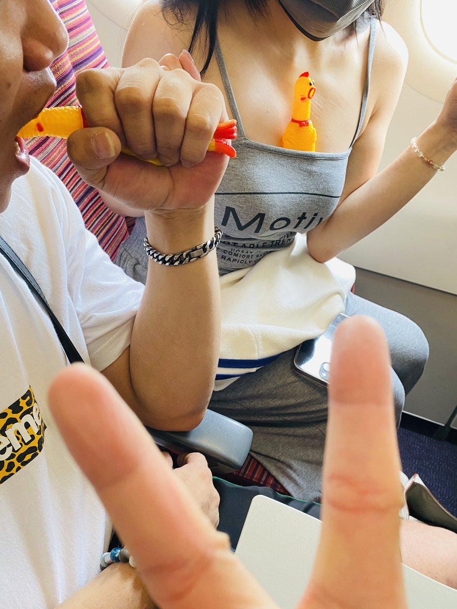 早起的🐔，有人幫吹幫乳夾
公雞出遠門✈️肯定也是不單純🫣😌
請期待我們這幾天swag的直播💕
可能會有特殊來賓🥳
.
#2男1女
#走到哪幹到哪
#派對5天4夜
#飛去哪呢 https://t.co/YsL5FFCGNI