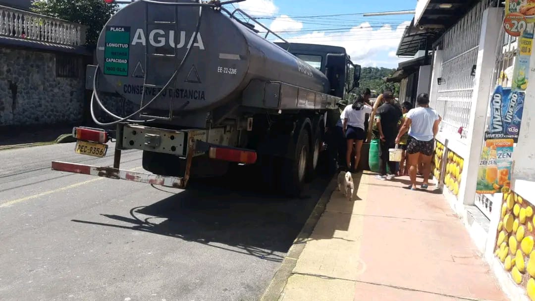 @FFAAECUADOR, desplegó tanqueros cisternas en la ciudad del #Puyo y sectores aledaños, para el abastecimiento del líquido vital a las familias, tras el desbordamiento de #RíoBlanco. #FFAAContigo🇪🇨