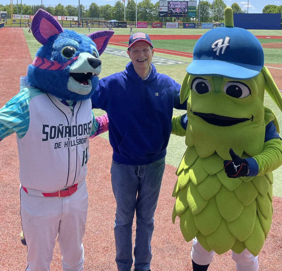 Thanks @HillsboroHops this #MemorialDay weekend for honoring those who made the ultimate sacrifice & for hosting today’s posthumous POW medal ceremony for the family of John Westran Sr. And huge thanks as well to Mayors @LaceyBeaty & @SteveCallaway2 for helping mark this day.