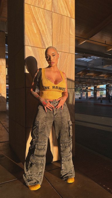 👩🏼&zwj;🦲🕸️💛 https://t.co/BUPrk4GSFu