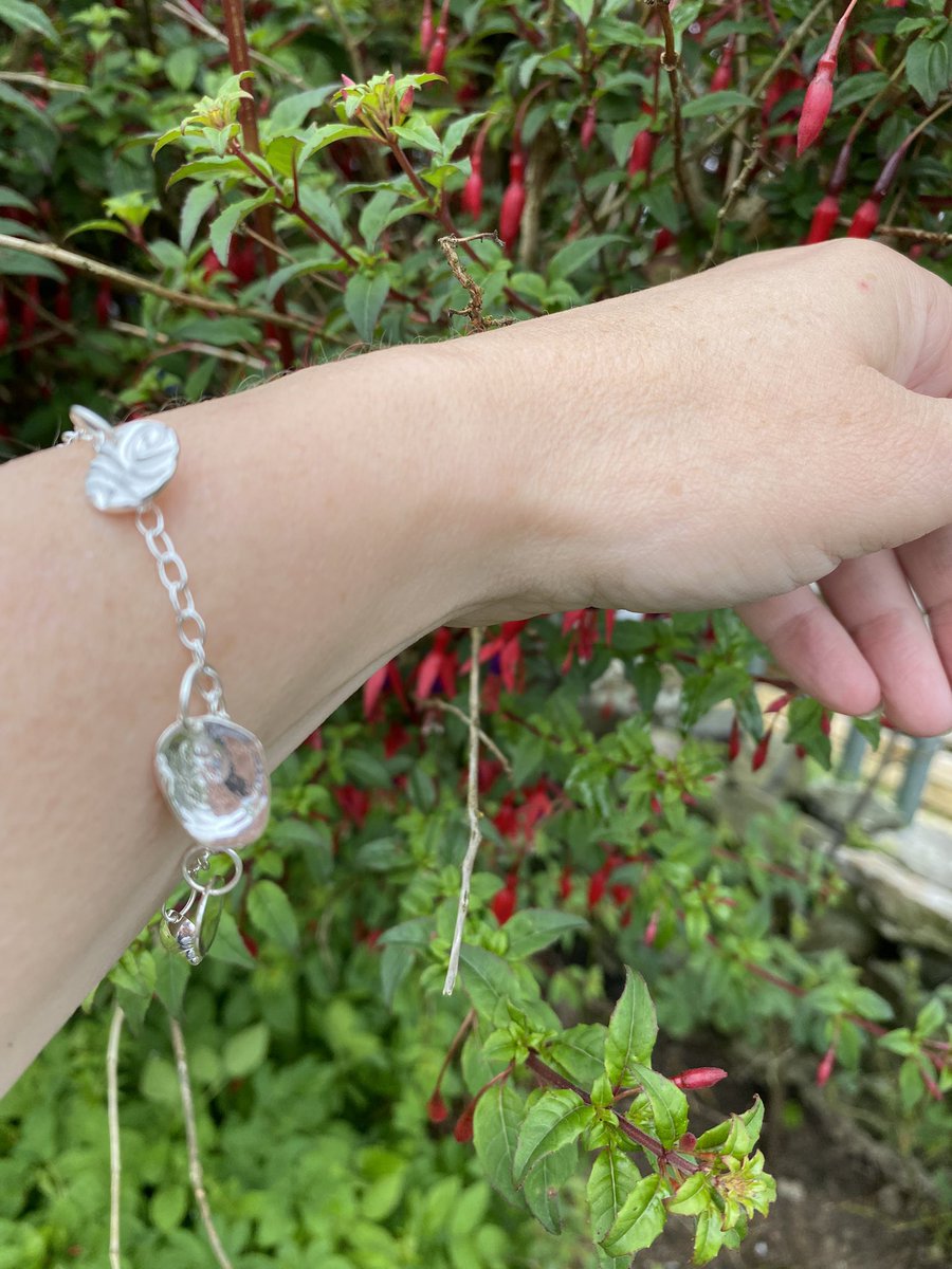 This week I made moulds from seashells on our shore and had a play with some silver metal clay to make this charm bracelet. 
What do you think?

#ukgifthour #ukgiftam #shopindie #craftbizparty #smartsocial #UKCraftersHour #SBS