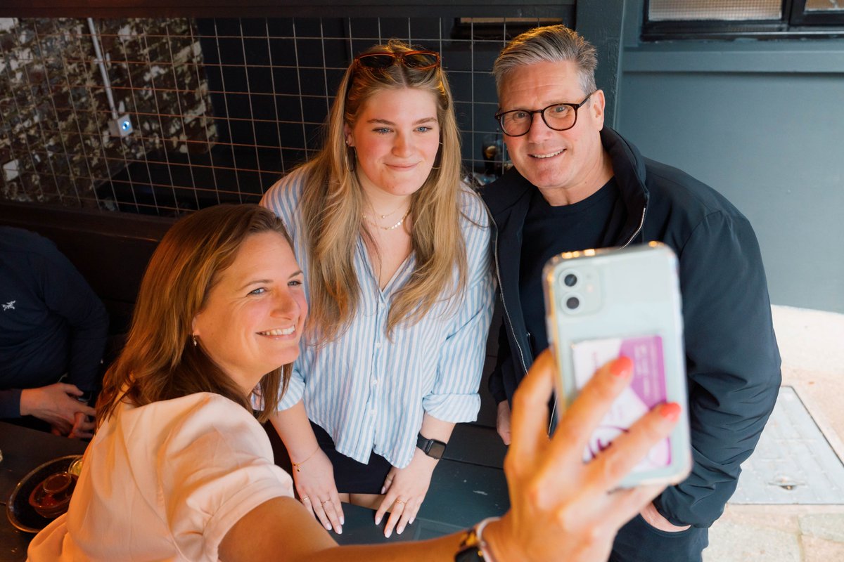 Keir_Starmer's tweet image. One of the best things about going across the country is meeting first time voters like Bella. 

Great to be in Brighton today with our candidate, @MrTomGray.

On Thursday 4 July, vote for change. Vote Labour.