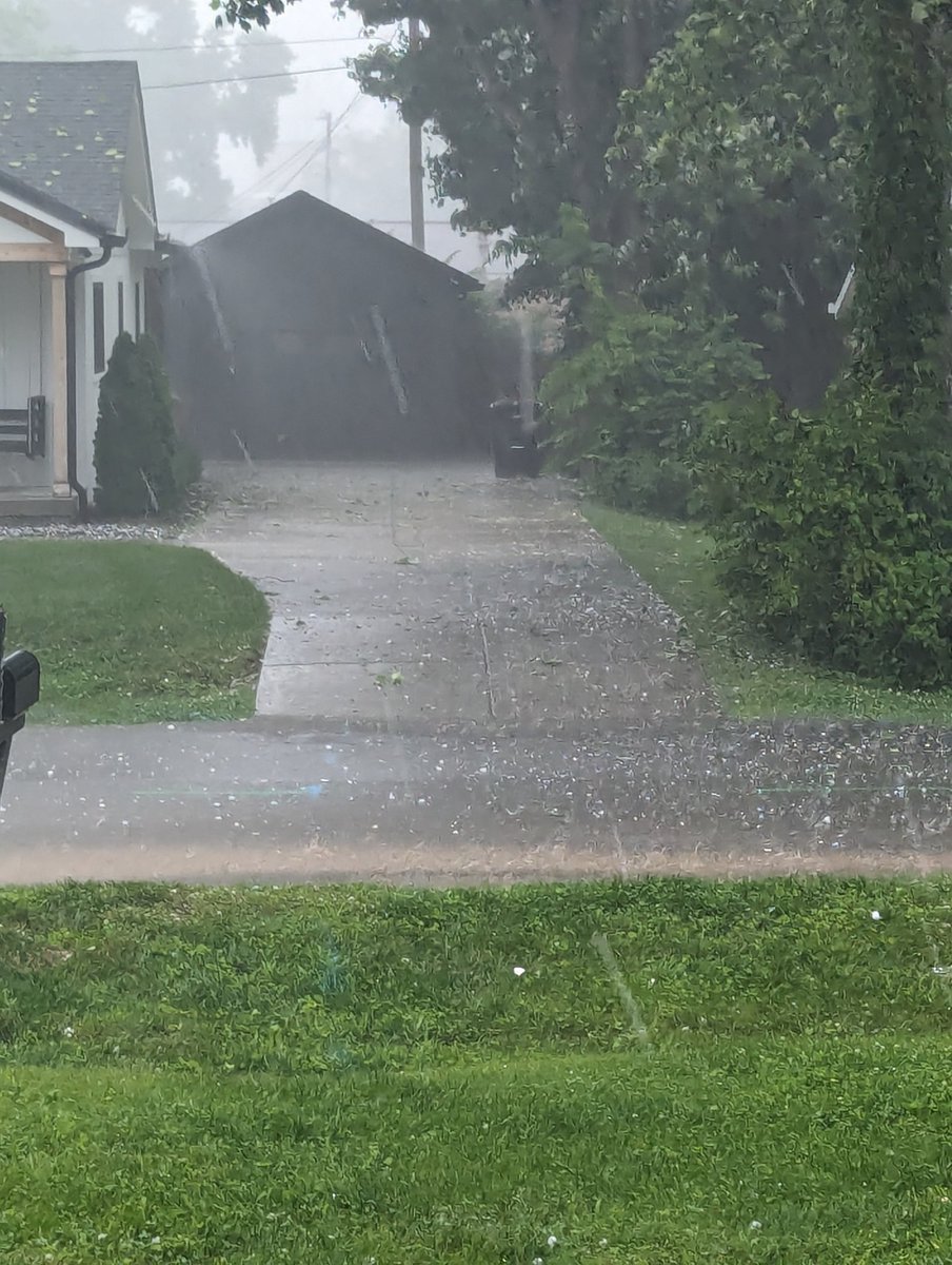 dynamicvideo's tweet image. Wow!  Big Hail in Franklin @NashSevereWx