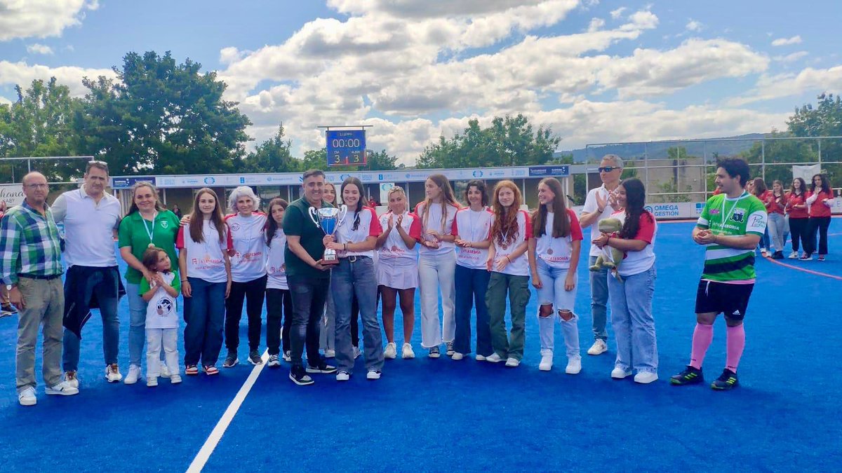 DeputacionOU's tweet image. O deputado provincial Jorge Pumar Tesouro @pumarjorge asistiu esta tarde á entrega de medallas da Copa Galicia de Hóckey Herba 2024. No Campo de Hóckey de Mariñamansa.