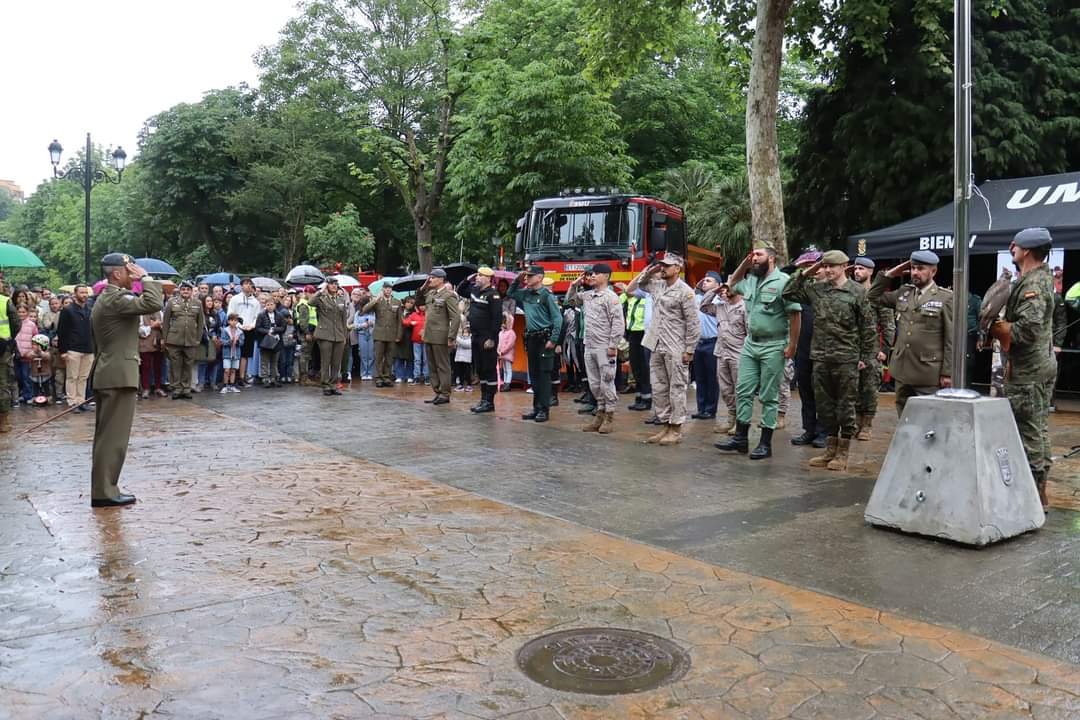 Los actos centrales del #DIFAS24 en #Oviedo y #Gijón, han finalizado hoy con el Arriado de la Bandera y la Clausura de la Exposición de Material en #Oviedo por parte del Regimiento de Infantería 'Príncipe' n° 3 #BRILAT acompañado por las Unidades participantes en la exposición.