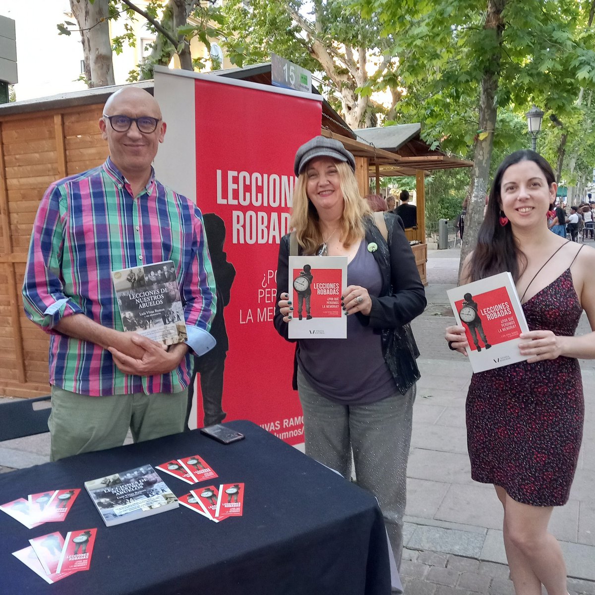 Hoy en la Feria del Libro de VALLECAS con los escritores @Almodovarich y Anita Wonham. Un placer encontrar buena gente que hace crecer el gran EQUIPO DE MEMORIA. Aquí puedes encontrar nuestro libro editorialvinatea.com/producto/lecci… sin gastos @ARMH_Memoria @XEiM_PV @zetahv @FundacionCives