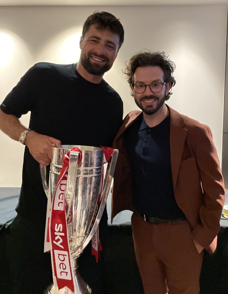Obligatory photo with the boss 🏆 

Congratulations to Russell and the team for a hell of a season 🙌

(Forgive the barnet…its been a long day 😂)

#SaintsFC #EFLplayoffs
