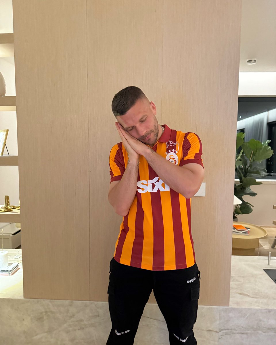 Podolski10's tweet image. İyi geceler ❤️💛 #cimbom #SAMPİYONGALATASARAY