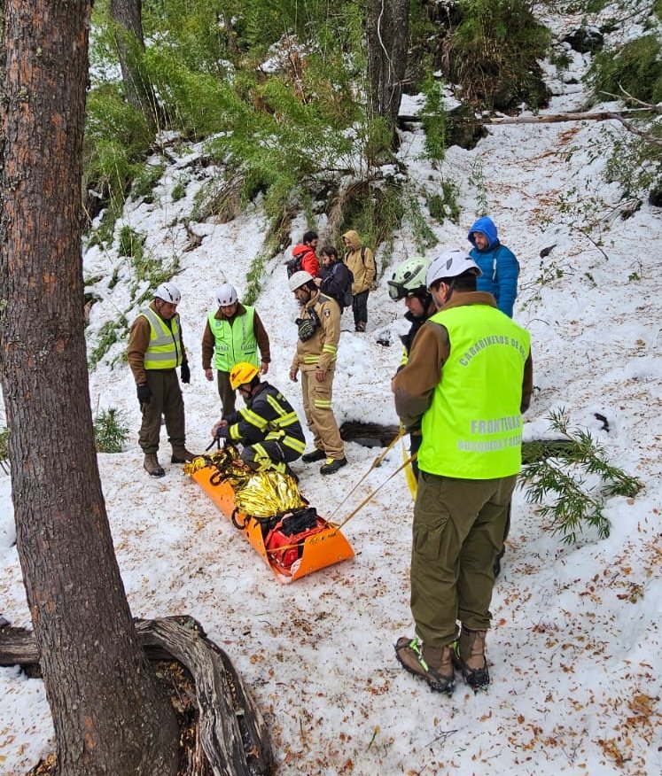 CarabNuble's tweet photo. Carabineros especialistas en Montaña y Frontera de Tenencia #LasTrancas (F)  rescató desde sector Cascada Rucapirén a mujer que sufrió lesión en su rodilla mientras realizaba caminata, lo que le impidió llegar a zona segura por sus medios. El personal la condujo a la ambulancia. https://t.co/aHFeieSVdv