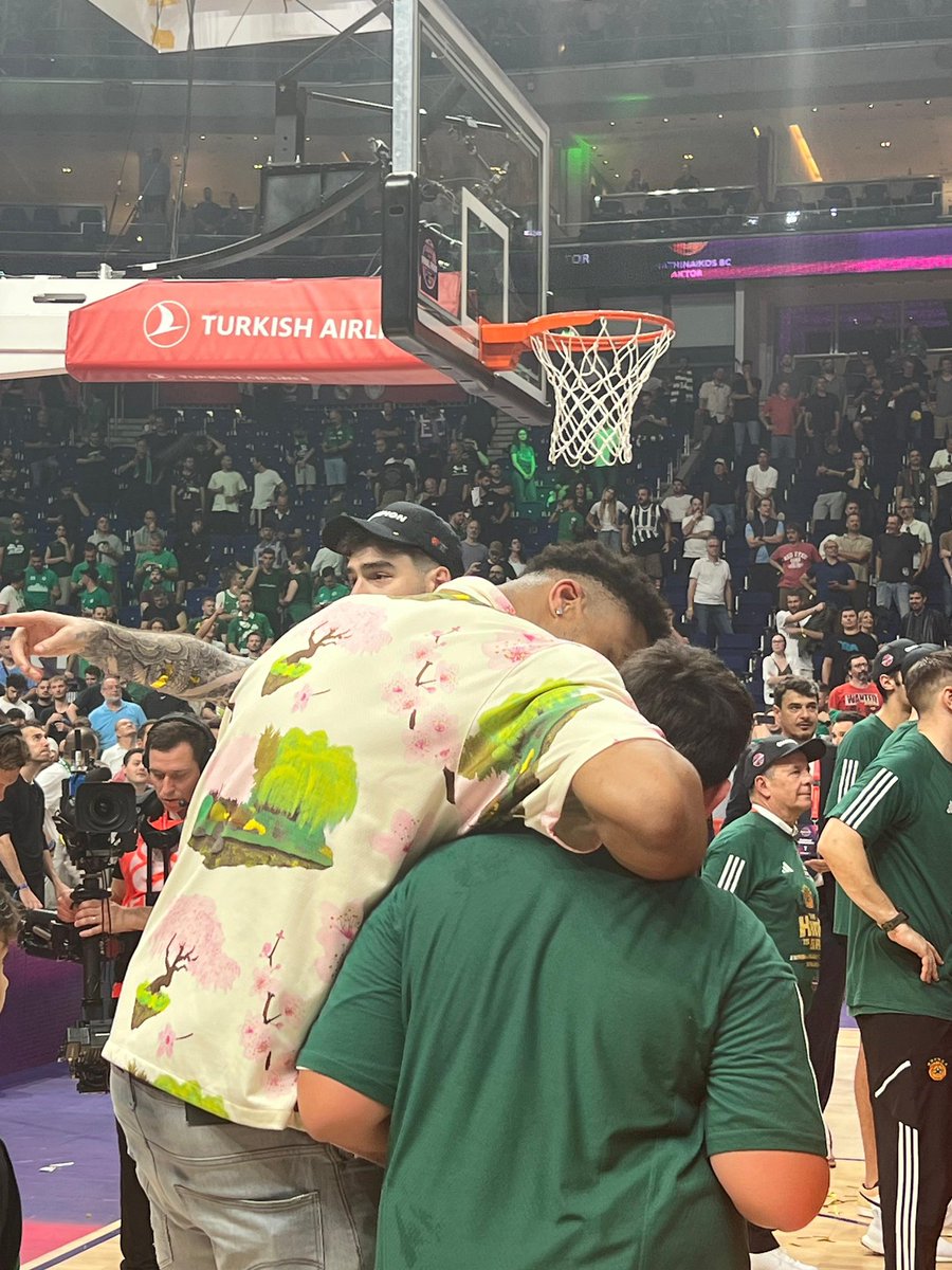 Giannis Antetokounmpo 🤜 🤛 Sarp Ataman 

#F4GLORY