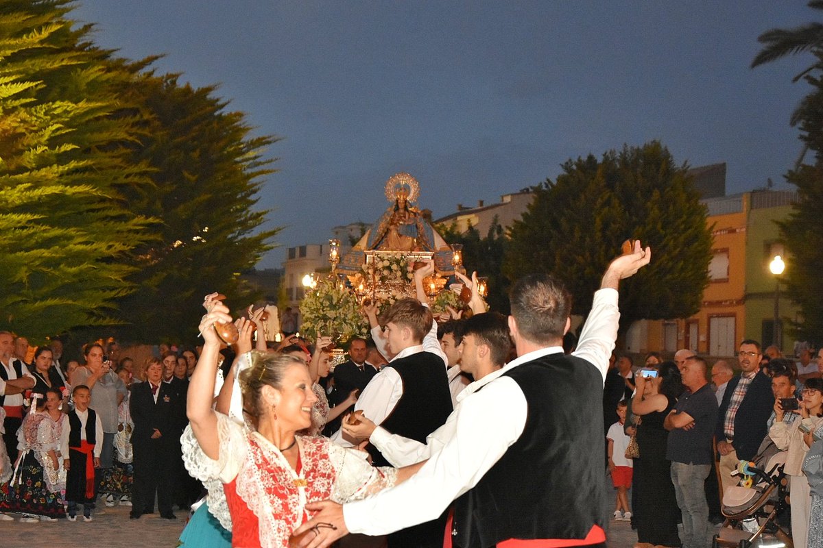 🌸⛪️ Los "Mayos 2024" en honor a Santa María la Real de las Huertas culminaban en la tarde de hoy con la procesión de la Virgen junto a los grupos de <a href="/CyDLorca/">Coros y Danzas Lorca</a> y <a href="/FolkLorca/">CYDVIRGENDLASHUERTAS</a>, además de niños y niñas de Primera Comunión