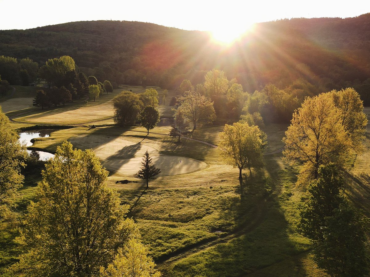 Time to greet some Members &amp; Guests. Holiday <a href="/rockyridgegc/">Rocky Ridge G.C.</a> weekend vibes. 🇺🇸