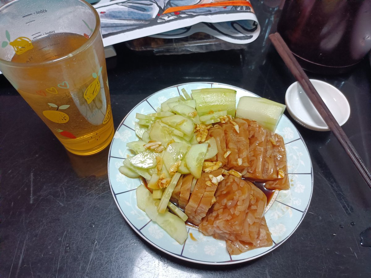 因素今晚做猪皮冻吃，貌似猪皮熬完以后做成猪皮冻里面甘氨酸和其他氨基酸很多，加上维c水可以合成很多胶原蛋白，要不要试试呢aua
不过味道是挺好的，加上黄瓜好吃的捏