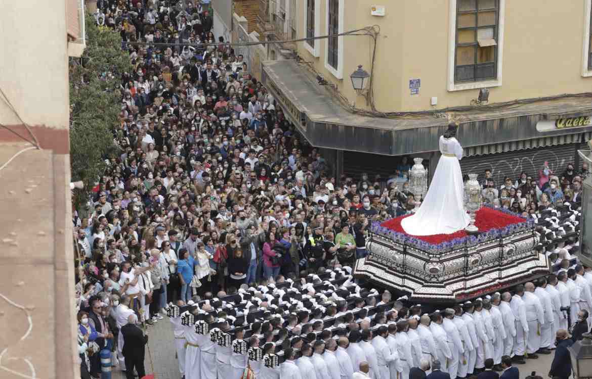 Cautivo por poner un ejemplo descarado pero cualquier trono me vale, sobran kilómetros de varal en Málaga.

Desproporción, antiestético y antifuncional.

#CofradíasMLG