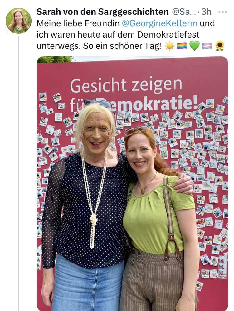 Die Dame rechts im Bild ist Bestatterin.

Ob es sich beim Dingens links im Bild um einen ihrer 'Übungs-Dummies' handelt, ist nicht überliefert.

🤡