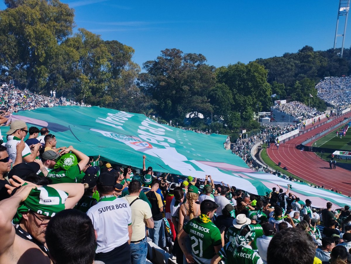 johnleemoore76's tweet photo. Uma tarde fantástica d amizade e sportinguismo. Parece que fomos roubados. Foi mais do mesmo. Mas nunca vão derrotar o nosso amor ao Sporting. E um dia a podridão do futebol será devidamente punida. Não vamos ganhar sempre, mas n vamos perder pelo mesmo de sempre. Viva o Sporting https://t.co/hVELZVSzK1