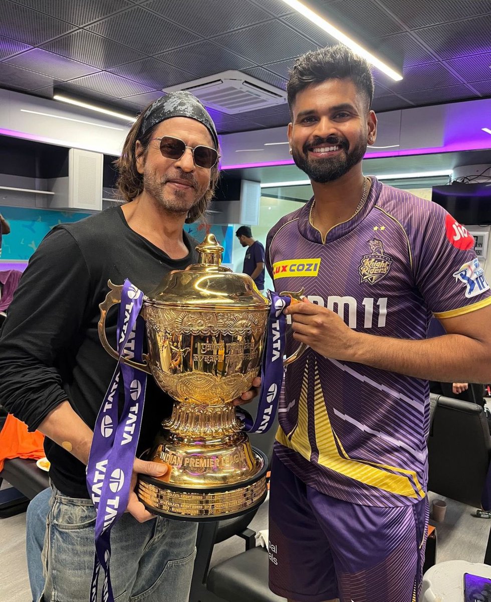 NoorAmreen's tweet photo. Congratulations to team KkR and offcourse our king @iamsrk 
💜💜💜💜
Karbo ladbo jeetbo 💜🥳🏆🤩
@ShreyasIyer15 
@IPL 
@KKRiders 
@pooja_dadlani 
@SRKUniverse 
@SRKCHENNAIFC https://t.co/EdHiTVrY1p