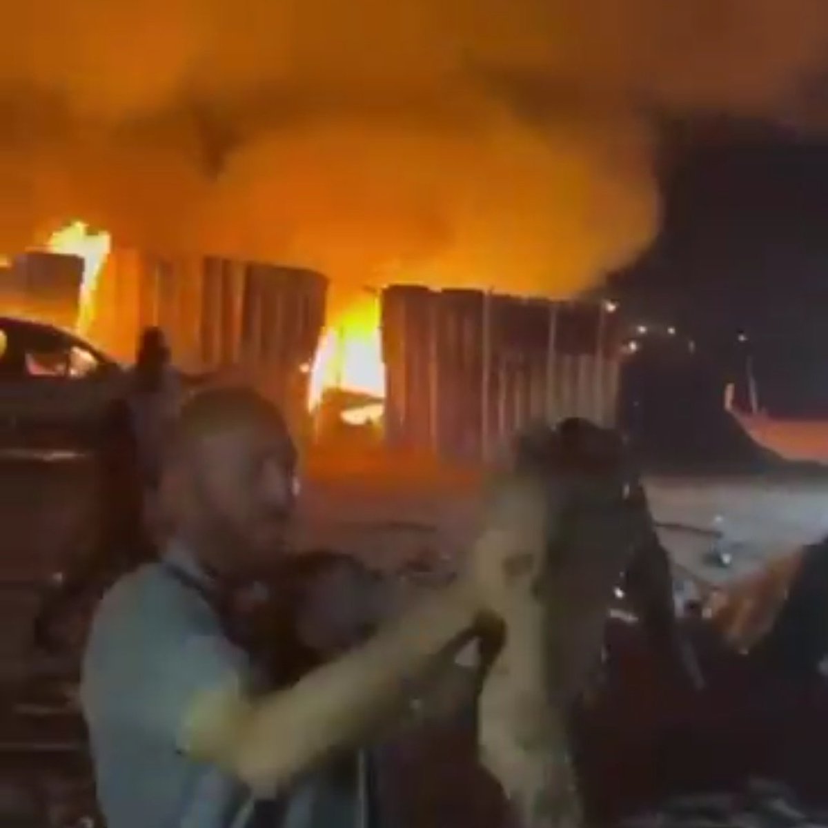 أطفال بلا رؤوس
 أجساد متفحمة

كنت سأقول أن العالم اعتاد المشهد ولكن ماذا فعل قبل اعتياده؟ لا شيء، إذاً لا داعي لمعاتبة من لا ضمير له

غزة-رفح