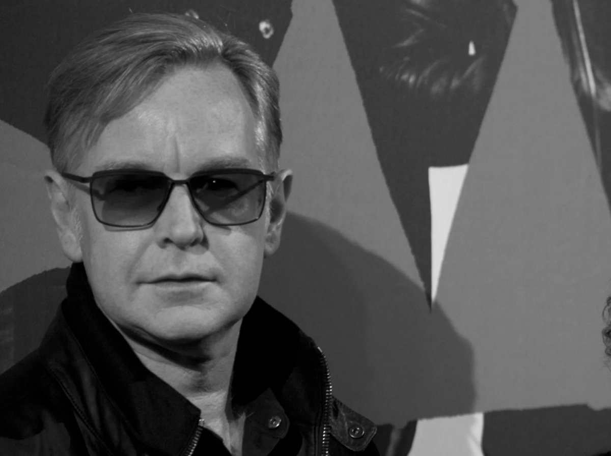 Se cumplen 2 años de la desaparición física de Andy Fletcher 🕊️ El 26 de mayo del 2022 falleció en Brighton (Inglaterra): Andrew John Fletcher Andy fue un músico reconocido por haber sido miembro fundador de la banda Depeche Mode