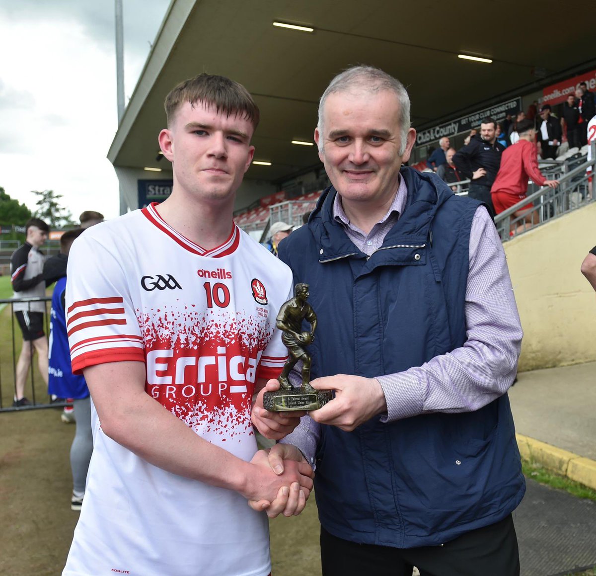 Eamon Young, @NewbridgeCLG & @Doiregaa, received the @ElectricIreland Best & Fairest Player award for his performance in this afternoon’s Ulster Minor Final. He was presented with his award by Patrick McCarney from Electric Ireland🏅🟥⬜️ #Ulster2024 #ThisIsMajor